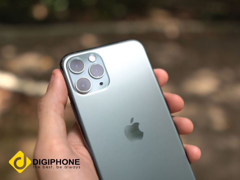 Kích thước màn hình 5.8 inch nhỏ gọn trên iPhone 11 Pro.
