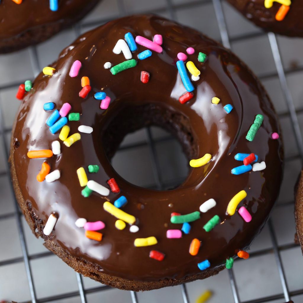Cách làm bánh donut socola nhanh, ngon, đẹp mắt (Cực đơn giản)