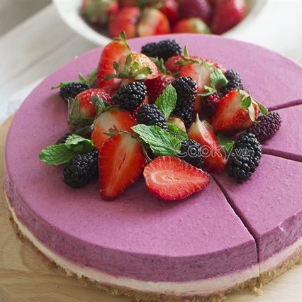 MIXED BERRY MOUSSE CHEESECAKE