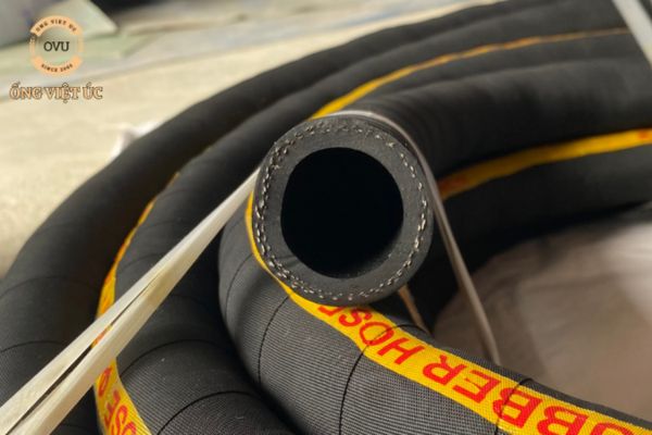 Ống bơm nước cao su và ống nhựa bơm nước: So sánh ưu, nhược điểm