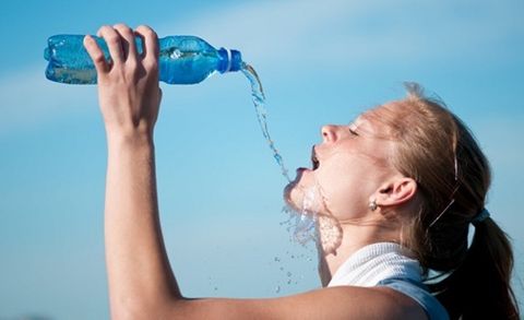 Tránh mất nước ngày nắng nóng