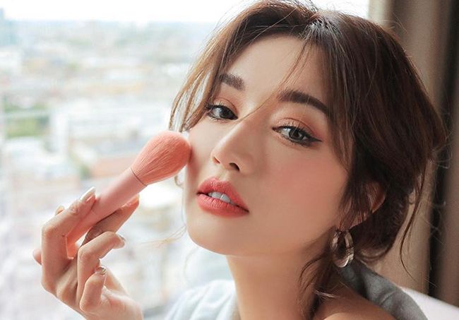Hướng dẫn make-up dễ thương và đơn giản cho bạn gái mới tập trang điểm