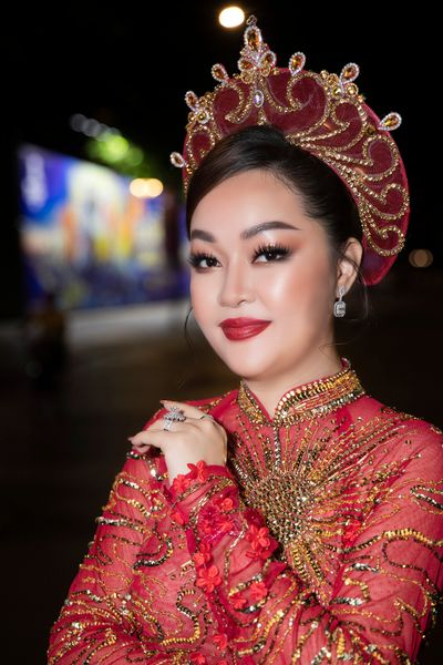 Hoa hậu Hoàng Thanh Nga rạng rỡ trình diễn trong đêm khai mạc Lễ hội Áo dài TP.HCM