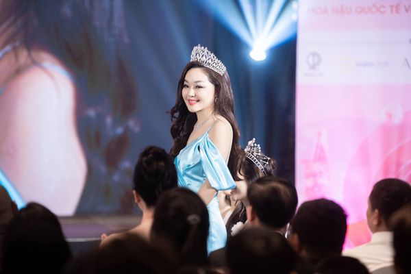Hoa hậu Thanh Nga tiếp lửa cho Á hậu Phương Nhi đi thi quốc tế