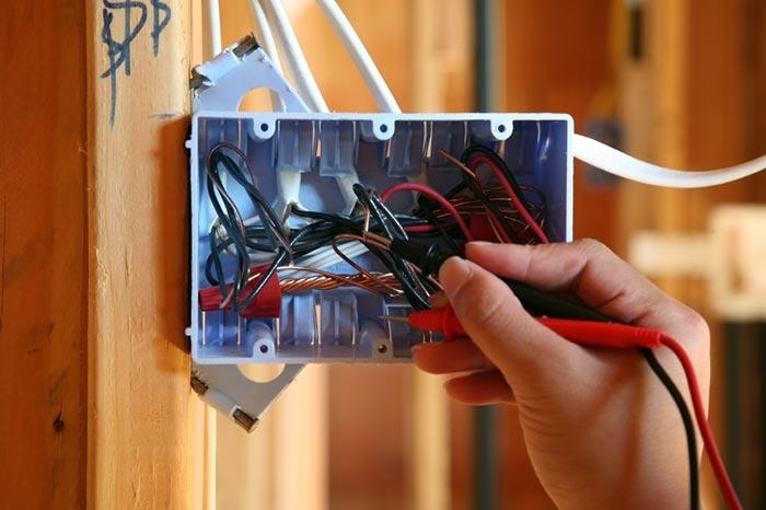 Sửa chữa nguồn điện bị chập trong tường tại nhà