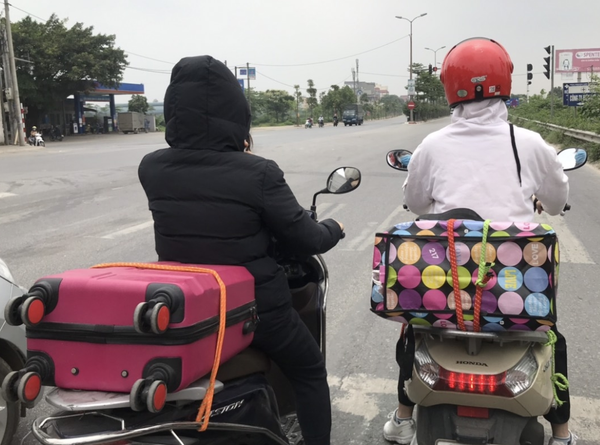 Cách chở vali bằng xe máy an toàn và thuận tiện nhất