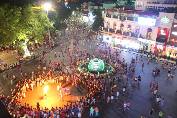 Phố đi bộ Hà Nội - Địa điểm vui chơi chỗ sầm uất, chỗ đìu hiu
