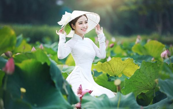Tạo dáng các tư thế chụp ảnh với hoa sen “Sống Ảo” CỰC ĐẸP
