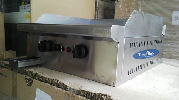 khay hứng dầu mỡ và hệ thống van gas của bếp chiên rán gas nửa phẳng nửa nhám gas BERJAYA GG2BHR-17