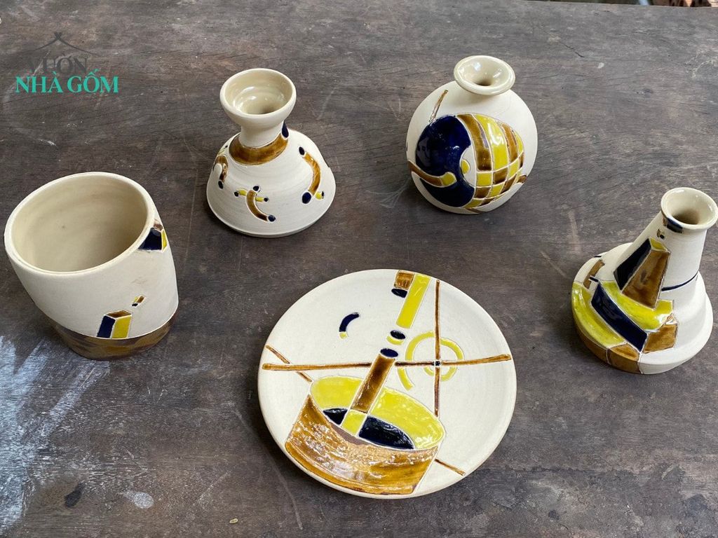 Những hình khối thể hiện trên gốm - Sản phẩm của học viên dài hạn học Xoay gốm