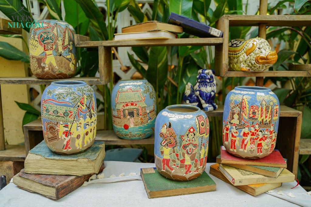 Một bộ bình duy nhất Vườn tái hiện hình ảnh lễ hội văn hóa bản địa lên gốm, trùng hợp vào dịp Rằm tháng Giêng