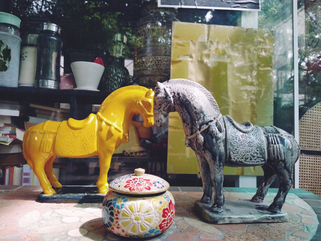 Xám Tối Thượng & Vàng Rực Rỡ - Màu sắc của năm 2021 (Pantone - Color of the year 2021)