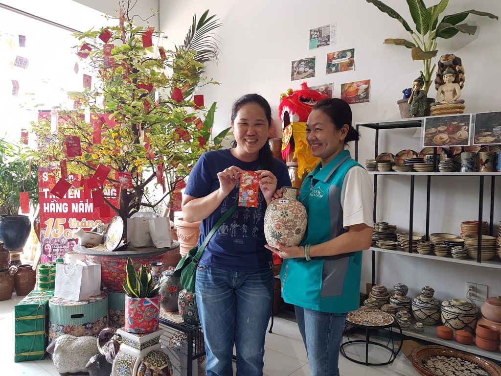 Hình ảnh khách hàng hái được Lộc Xuân May Mắn - Sự kiện truyền thống