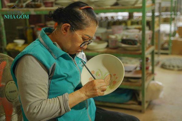 Chuyện gốm thủ công | Trần Thị Yến - Nghệ nhân vẽ gốm dân gian hơn 40 năm tuổi nghề