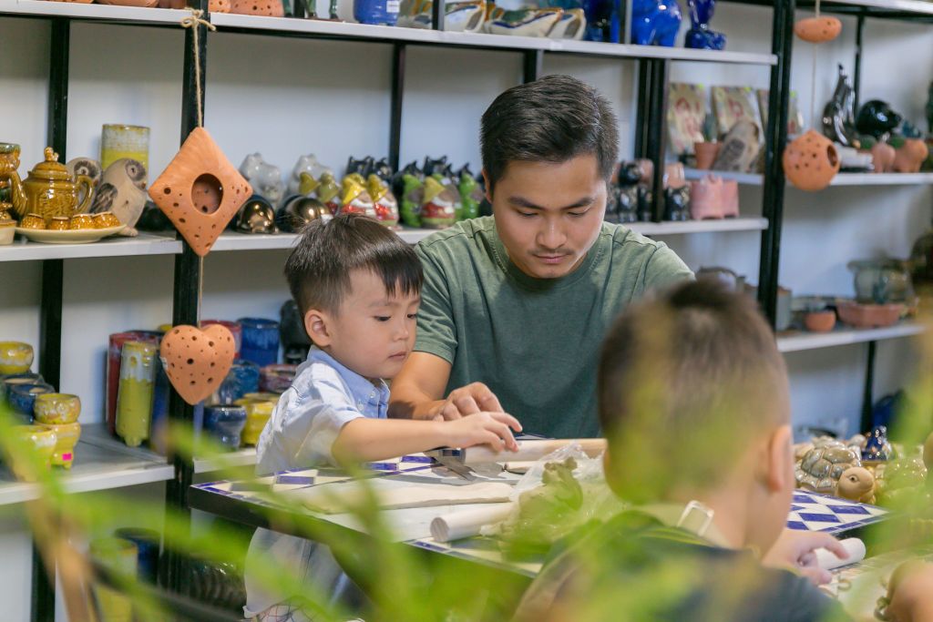 Trải nghiệm làm gốm thủ công cho mọi người tại cửa hàng Vườn Nhà Gốm Phạm Văn Đồng