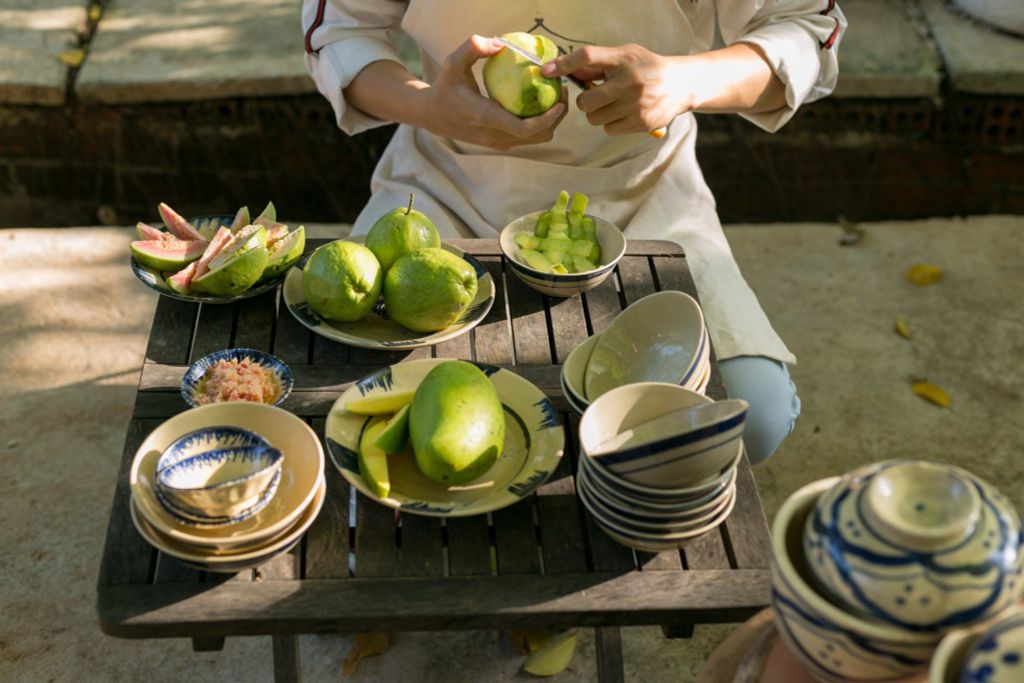 Gốm Lái Thiêu, thèm đồ chua nên mua trái cây đựng trong bộ chén bát màu Xanh phong cách Nam bộ