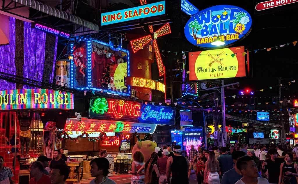 kinh-nghiem-kham-pha-pho-di-bo-pattaya