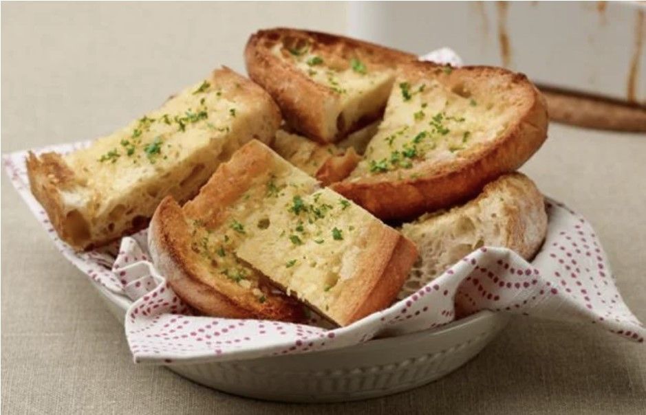 Đổi vị với công thức bánh mì bơ tỏi tuyệt ngon cho ngày mưa gió