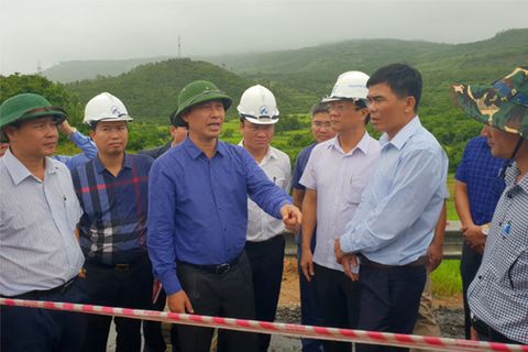 Thứ trưởng Lê Đình Thọ kiến nghị sử dụng vật liệu Carboncor Asphalt sửa chữa hư hỏng QL1 Phú Yên