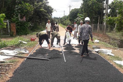 Thảm Carboncor Asphalt duy tu, sửa chữa đường liên xã huyện EaKar