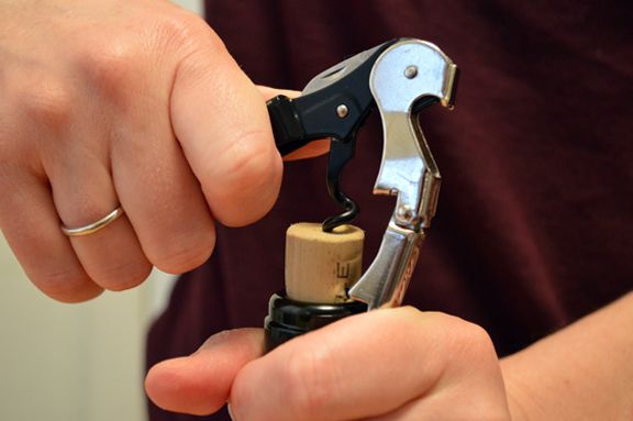 Cách khui rượu vang - mở rượu vang nút bần sao cho đúng cách