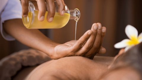Massage tinh dầu là gì? Công dụng massage bằng tinh dầu