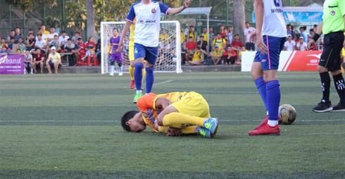 Bóng văng trúng của quý, nam sinh 16 tuổi mất luôn một bên tinh hoàn