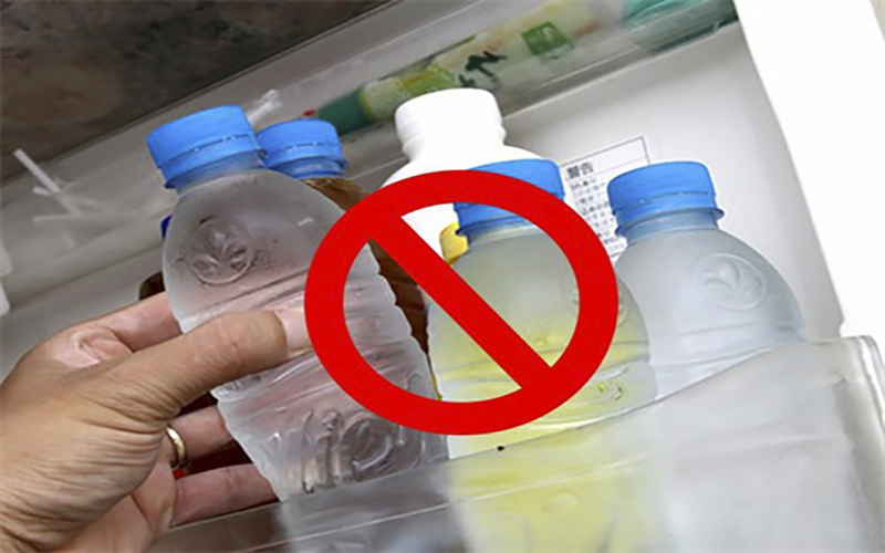 SAI LẦM NGHIÊM TRỌNG CỦA VIỆC TÁI SỬ DỤNG CHAI NHỰA ĐỂ ĐỰNG NƯỚC
