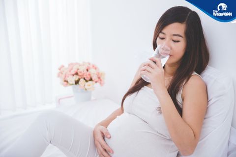 Mẹ bầu bị ít nước ối phải uống nước như thế nào?