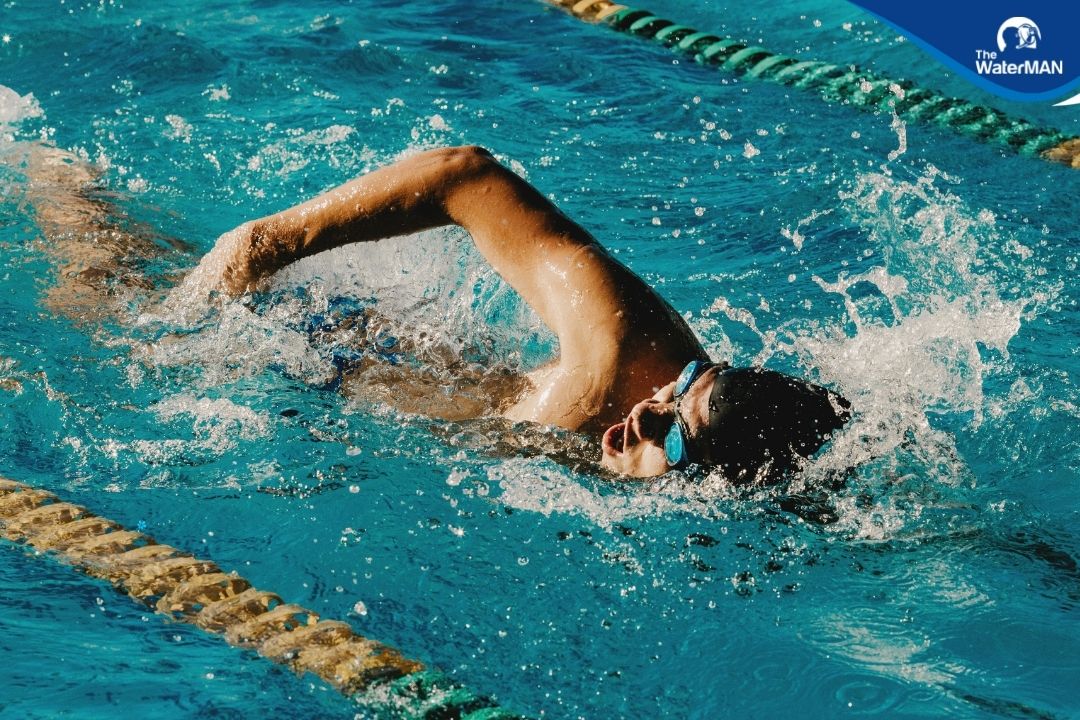 Khi bơi, các cơ khớp và hệ xương của trẻ được vận động liên tục