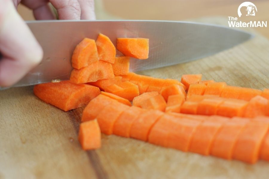 Cà rốt cắt nhỏ cho vào máy xay sinh tố