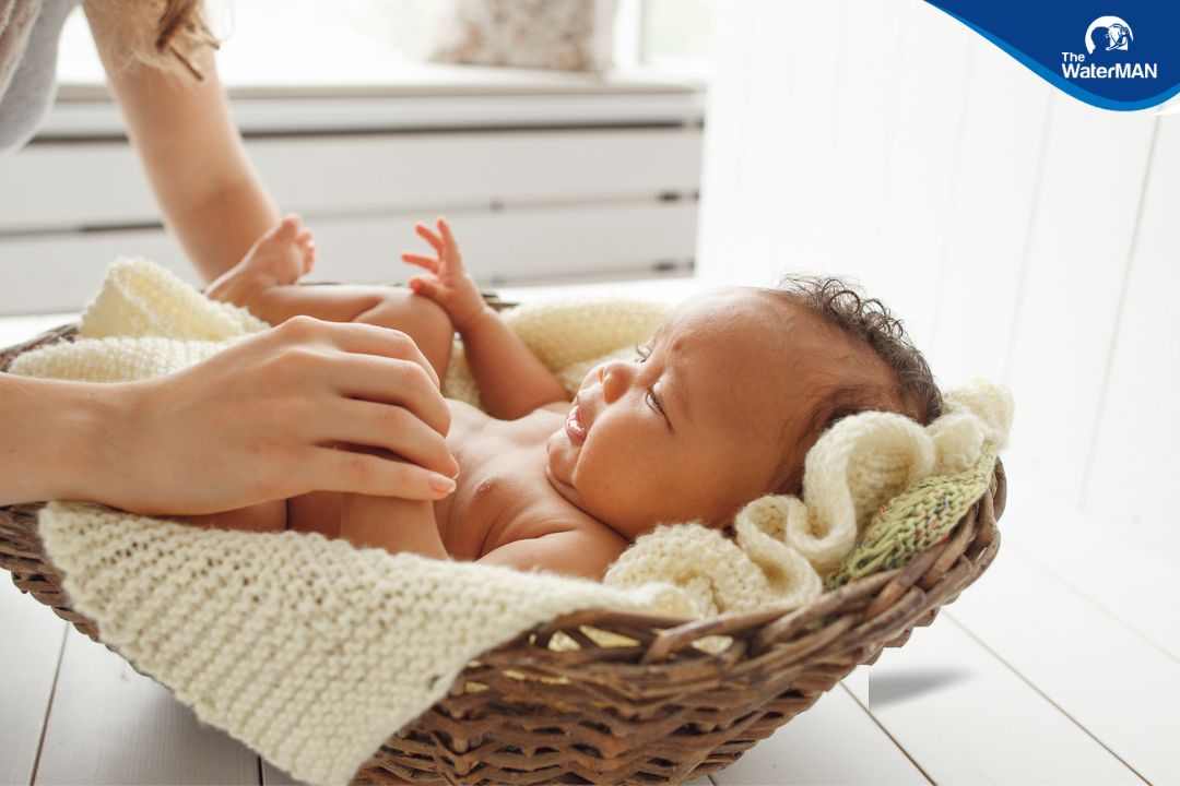 Các chuyên gia cho rằng bé sơ sinh dưới 1 tuổi cần dành thật nhiều thời gian cho các hoạt động toàn thân