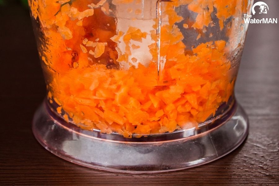 Cho nước tinh khiết vào xay cùng cà rốt và sả