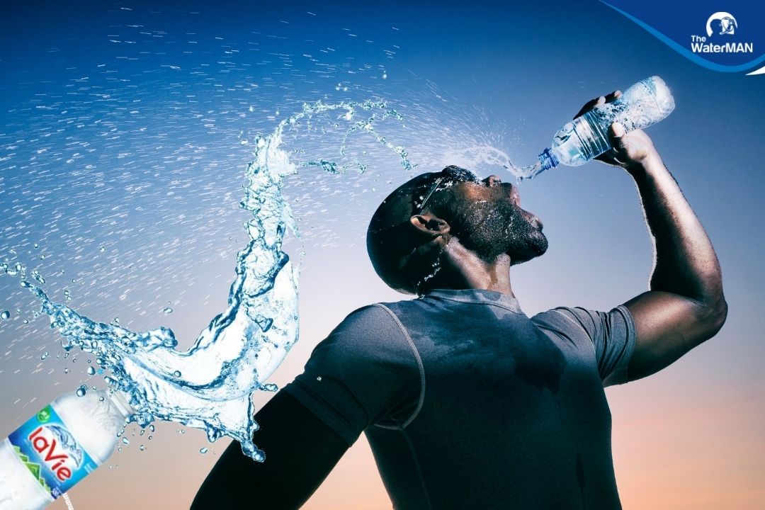 Uống đủ nước trước và sau khi bơi giúp ngừa mất nước hiệu quả