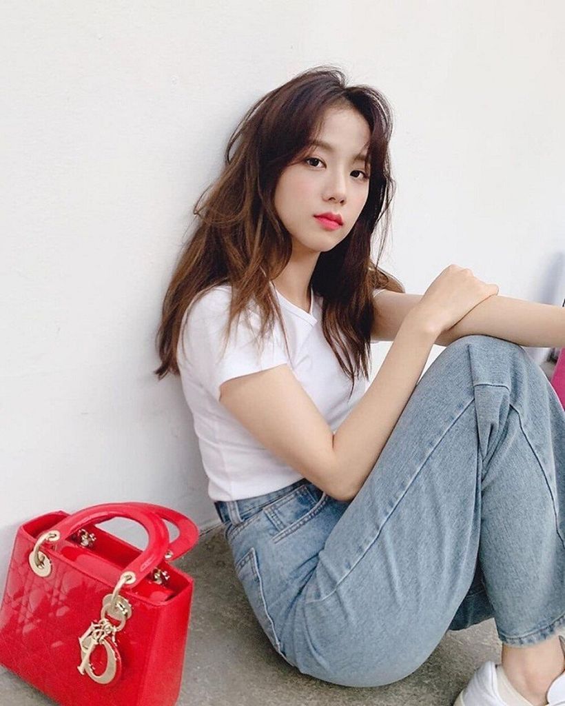 Chỉ đơn giản là hình chụp vội sau hậu trường với áo thun, quần jeans thôi mà Jisoo vẫn xinh như mộng