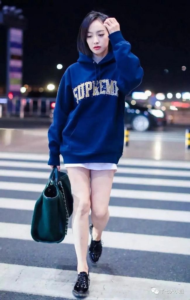 Diện áo nỉ kiểu luộm thuộm: Tưởng là bô nhếch mà hóa ra trendy hết nút