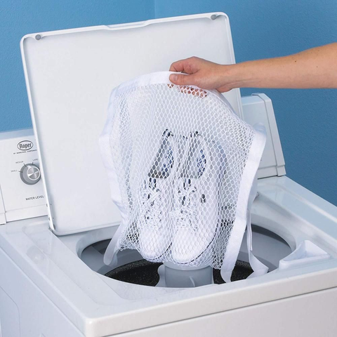 Có nên vệ sinh giày đá bóng bằng máy giặt không?