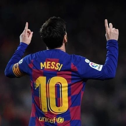 Tại sao Messi thường chỉ tay lên trời sau khi ghi bàn?