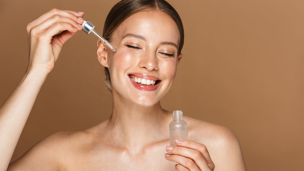 Tinh dầu tràm trà hỗ trợ trị mụn