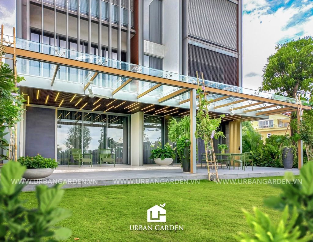 Thiết kế hệ mái che / mái hiên / canopy siêu đẹp mắt của URBAN GARDEN