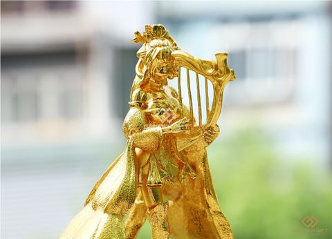 Chiêm ngưỡng tượng nữ anh hùng mạ vàng game Giang Hồ Chi Mộng