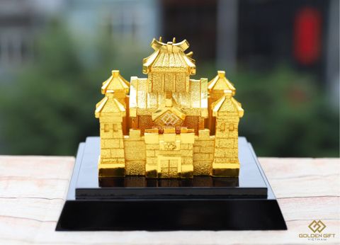 Sắc nét mô hình Hoàng Kim Uyển Thành mạ vàng - Quà tặng vinh danh game thủ