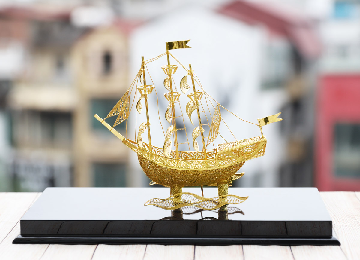 Mô hình thuyền buồm phong thuỷ mạ vàng