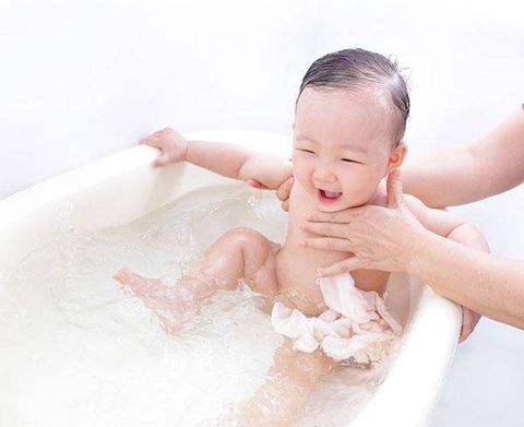 Cách tắm cho trẻ sơ sinh: 12 sai lầm cần phải tránh