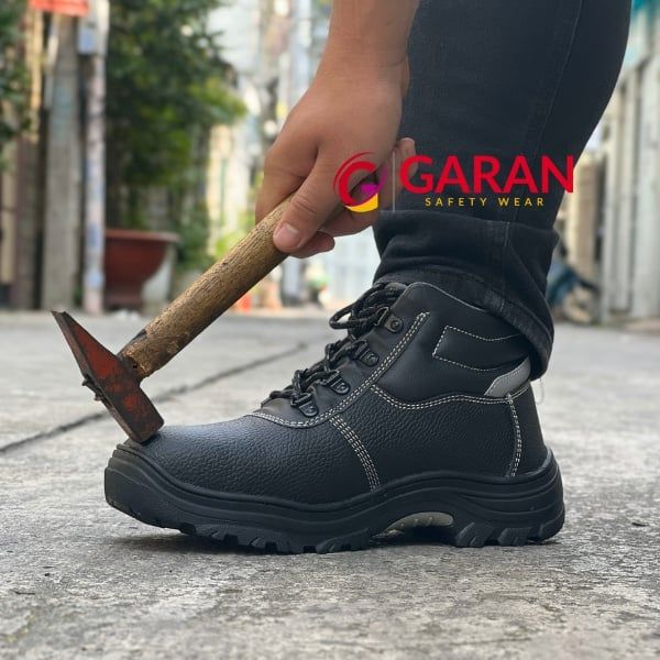 So Sánh Giày Bảo Hộ Hans và Titan Safety: Tính Năng, Mức Giá