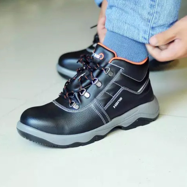 So Sánh Giày Bảo Hộ Hans và Titan Safety: Tính Năng, Mức Giá