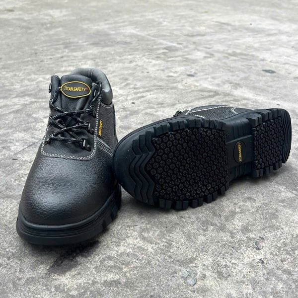 So Sánh Giày Bảo Hộ Hans và Titan Safety: Tính Năng, Mức Giá