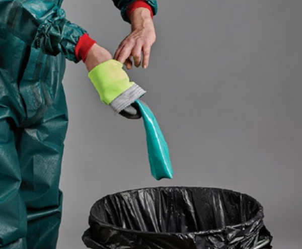 Đối với găng tay sử dụng 1 lần nên vứt bỏ đúng nơi quy định