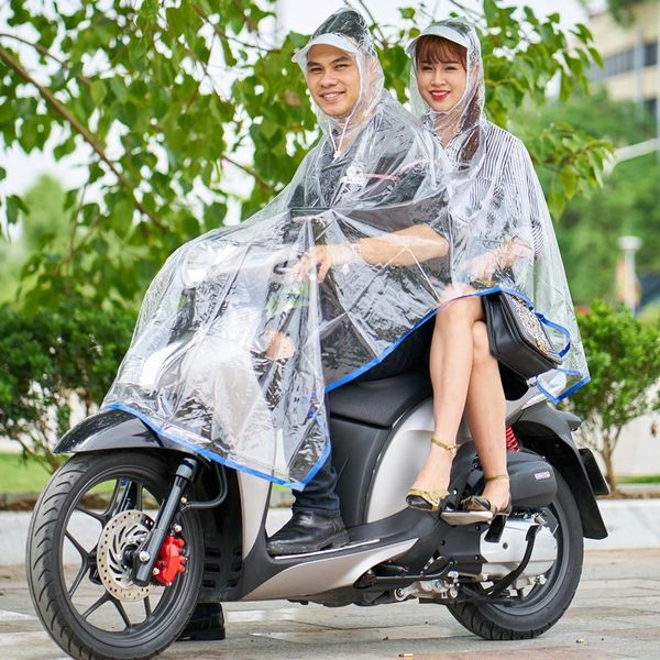 Áo mưa 2 đầu tiện lợi cho cả 2 người khi đi xe máy