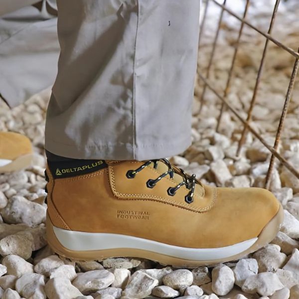 So Sánh Giày Bảo Hộ Delta Plus Và Kingsman: Lựa Chọn Nào Tốt